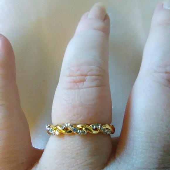 new pretty gold color twisted ring - Picture 4 of 4